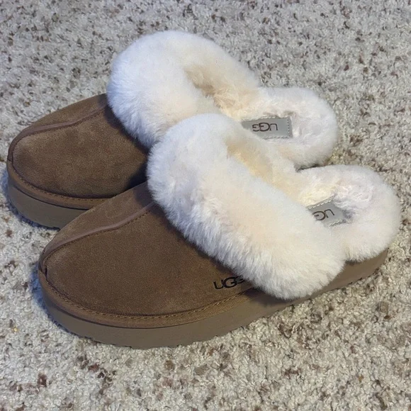 UGG Women’s Chestnut Disquette Slip On Shoes, Size 8 - Picture 4 of 4